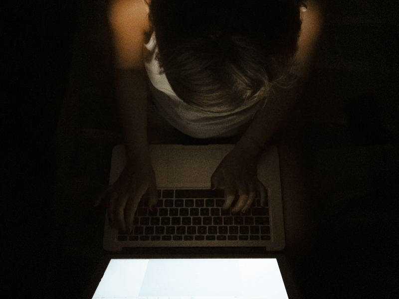 Imagem de mulher trabalhando no computador a noite.