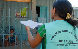 Agente comunitário em ação visitando uma senhora