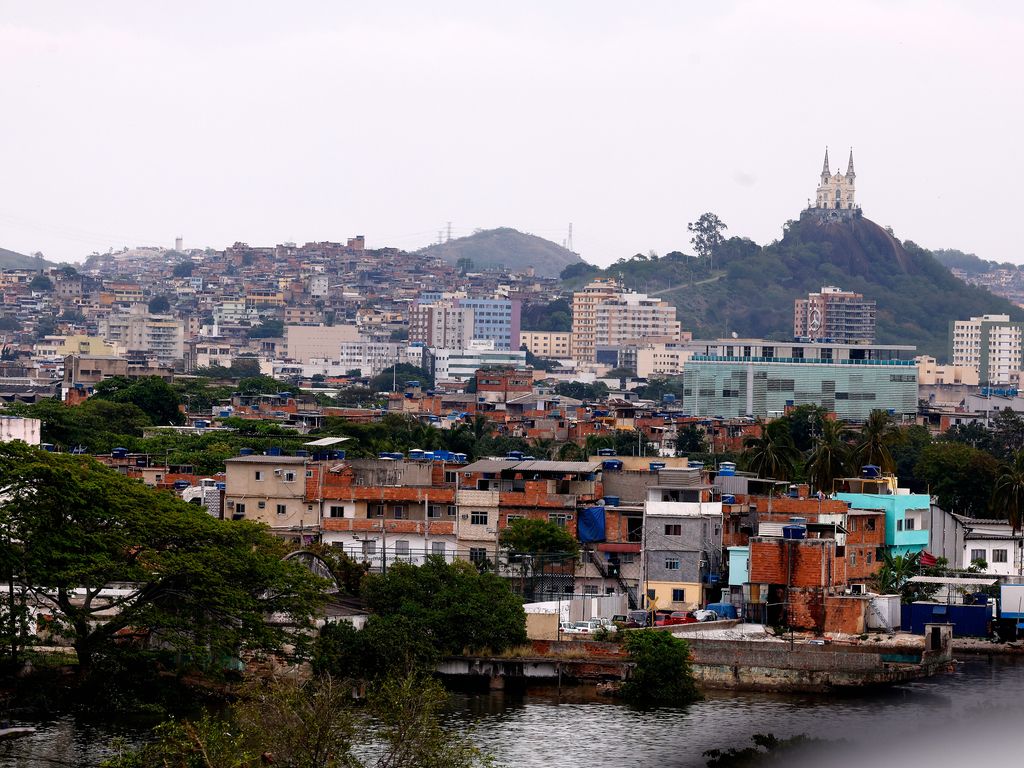 _rbr1633 Vista da Igreja da Penha e Complexo do Alemão. Foto: Tânia Rêgo/Agência Brasil